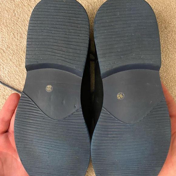 Men’s black and blue shade shoes. - Picture 2 of 2